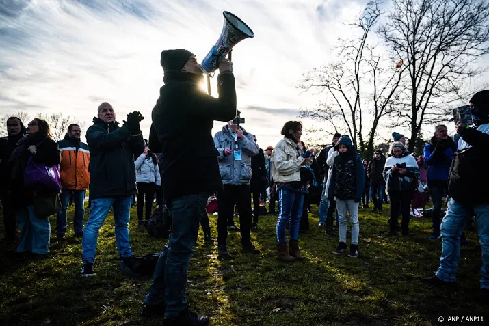 paar honderd mensen protesteren in apeldoorn tegen coronaregels