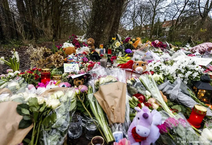 paarden en witte bloemen bij uitvaart 14 jarige esmee