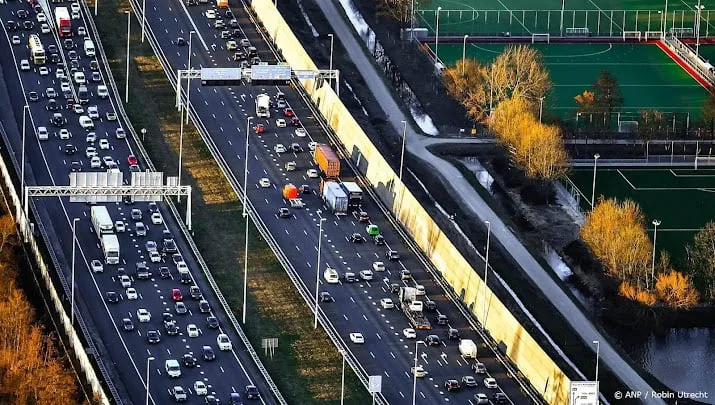 paasweekeinde weer druk in rotterdam door sluiting beneluxtunnel