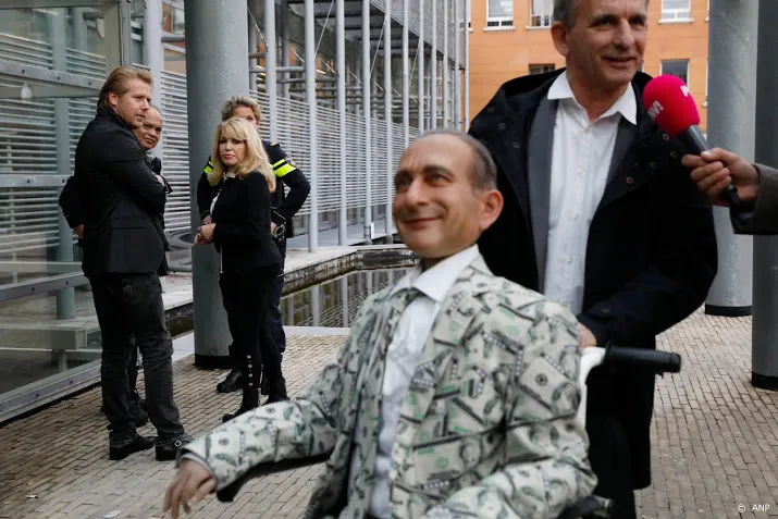 paay en vlemmix schikken zaak om sekspoppen