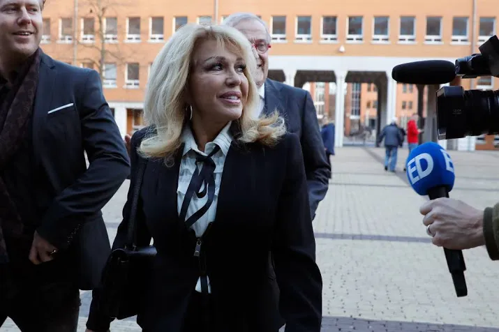 paay excuses vlemmix over sekspop te laat
