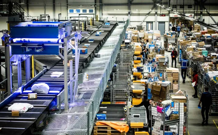 pakketsorteerders eisen miljoenen van postnl