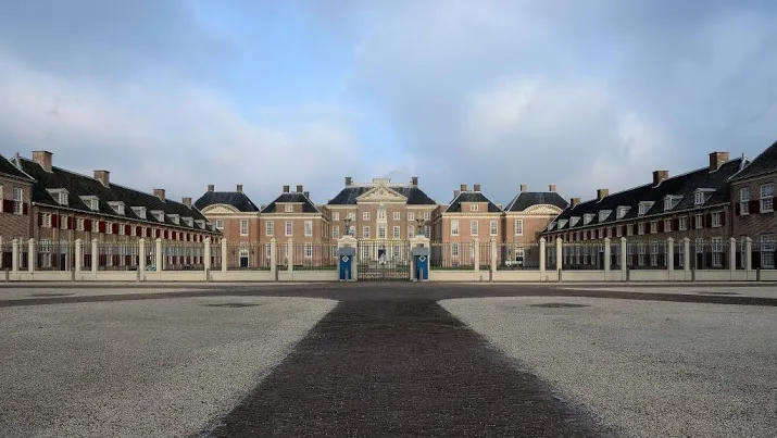 paleispoorten het loo tijdelijk op pootjes