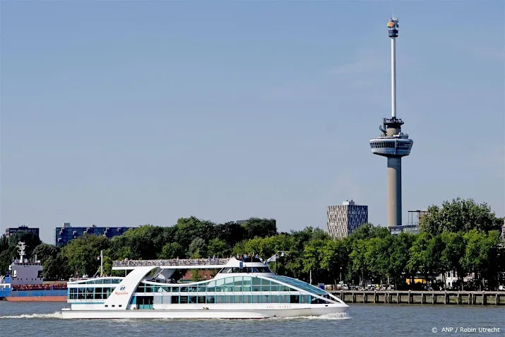 palestijnse vlag geprojecteerd op euromast in rotterdam