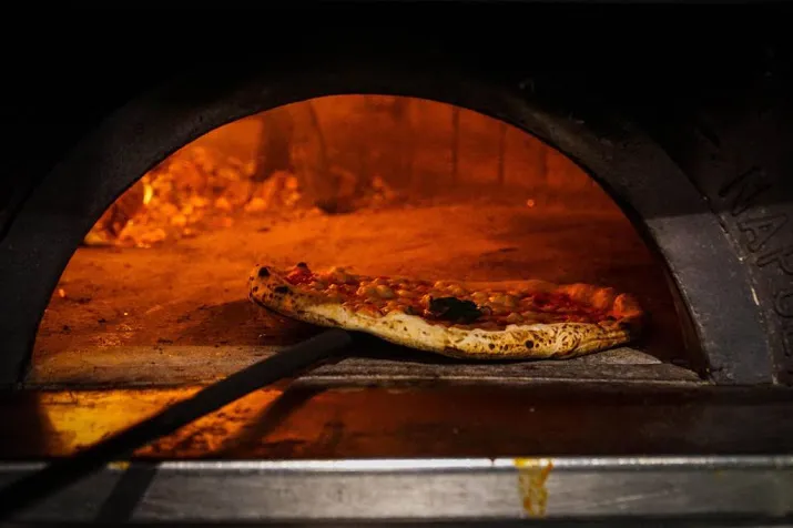 papa johns zet boegbeeld verder op afstand