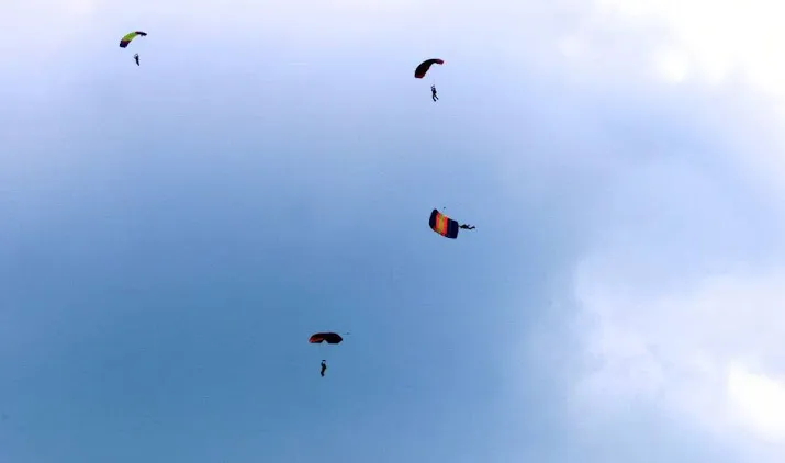 parachutist zwaargewond na mislukte landing