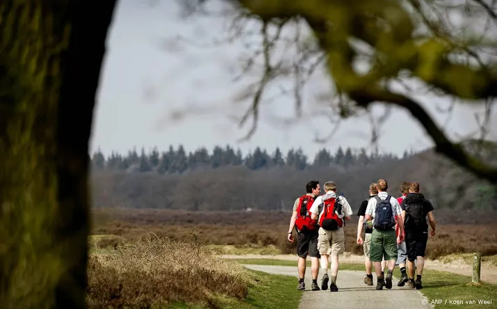 parachutisten landen weer op ginkelse hei