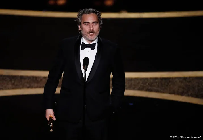 parasite domineert oscars phoenix en pitt winnen acteursprijzen