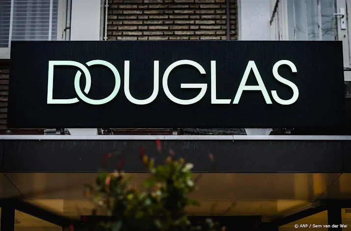 parfumerieketen douglas daalt bij beursdebuut in frankfurt