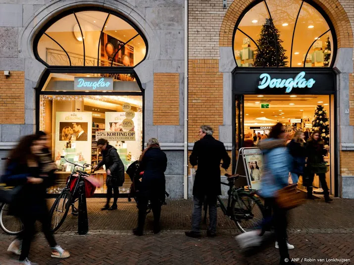 parfumerieketen douglas sluit zon 500 winkels in europa