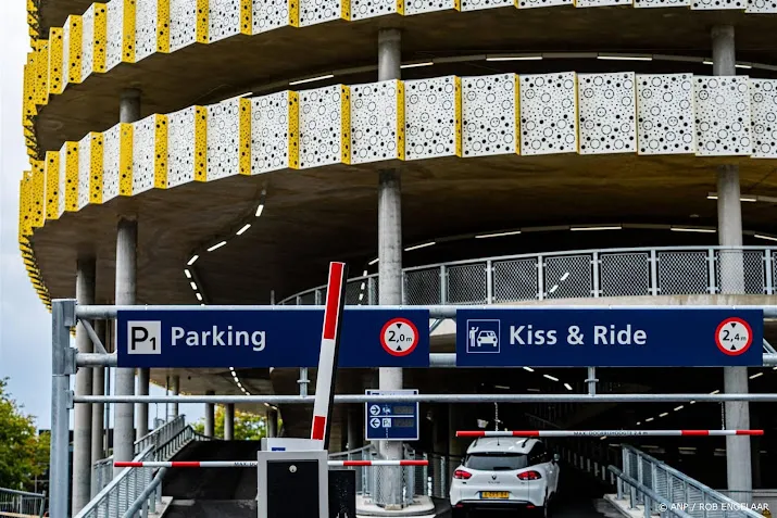 parkeren op vliegveld deze zomer weer fors duurder