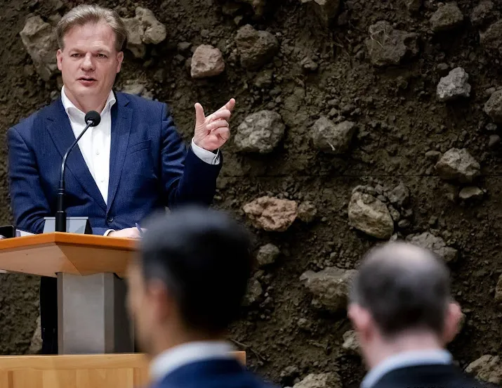 partijen vallen omtzigt aan op bestaanszekerheid in akkoord