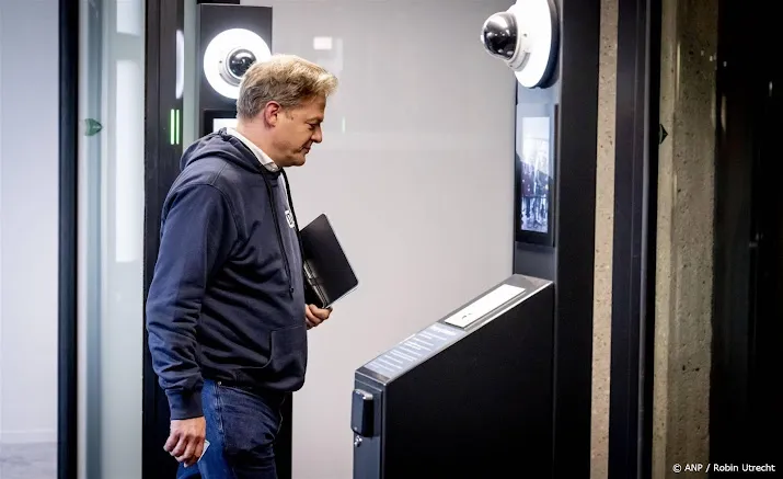 partijleiders verlaten crisisoverleg formatie zwijgend