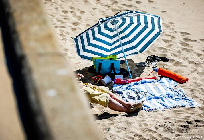 pas op met zon op strand en bootje