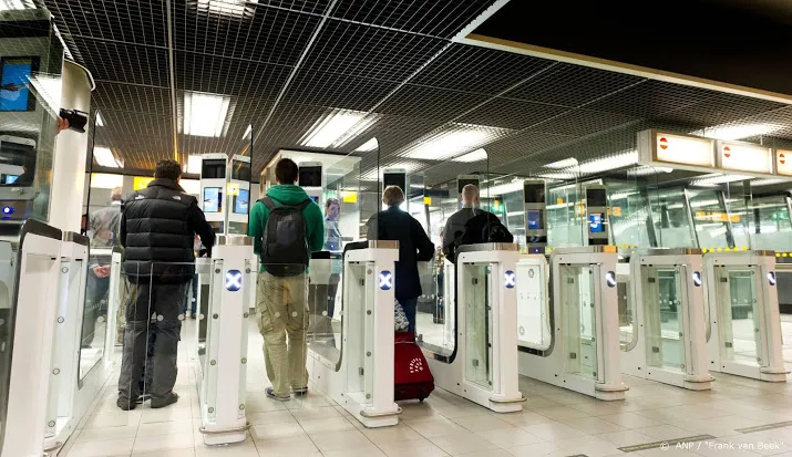 paspoortcontrole op schiphol achter balies gaat verdwijnen