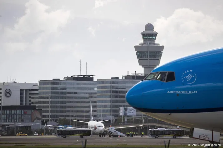 passagiers van twee klm vluchten uit zuid afrika vast op schiphol