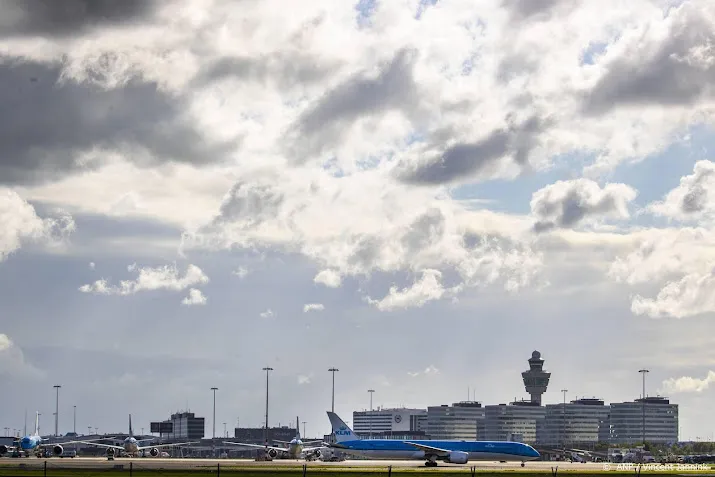 passagiersaantallen schiphol krabbelen op herstel is nog ver weg