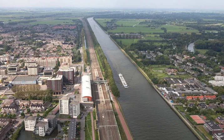 passagierschip op amsterdam rijnkanaal ontruimd na brand