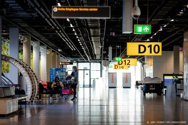 passagiersvervoer luchthaven schiphol gekelderd door coronacrisis