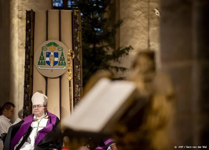 paus aanvaardt ontslag van zieke bisschop smeets van roermond