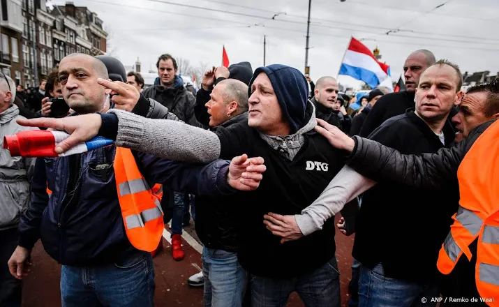 pegida demonstreert voor stadhuis eindhoven