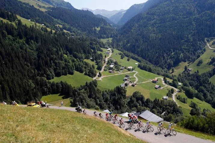 peloton begonnen aan rit naar alpe dhuez