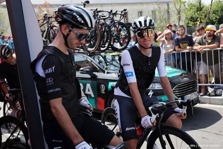 peloton onderweg in achtste etappe naar limoges