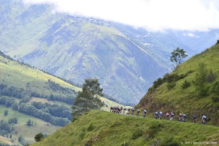 peloton onderweg voor laatste bergetappe in tour