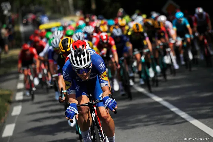 peloton op weg naar eerste pyreneeencols