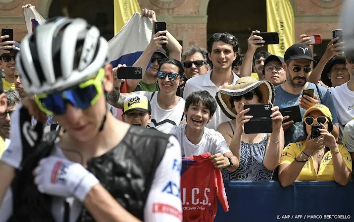 peloton vertrokken in florence voor 111e tour de france