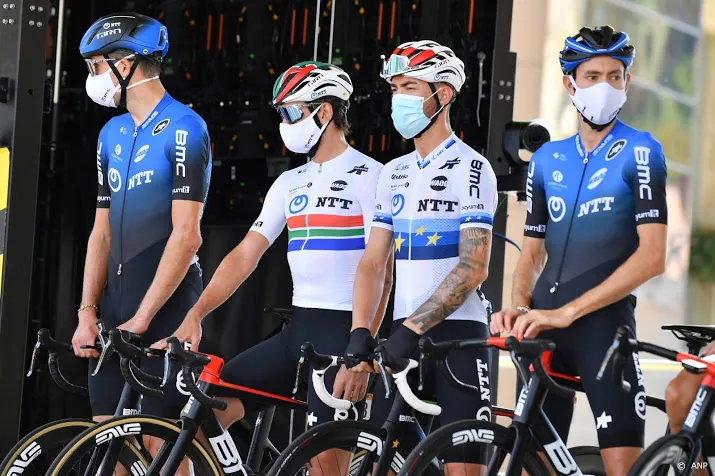peloton vertrokken richting eerste aankomst bergop