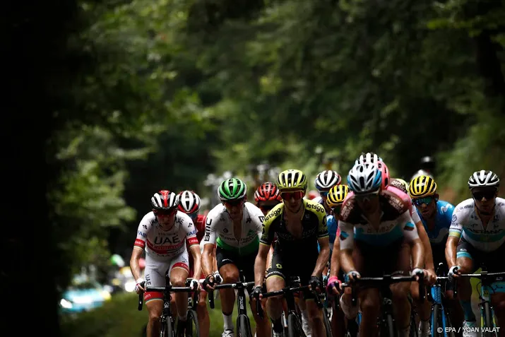 peloton vertrokken voor relatief vlakke etappe