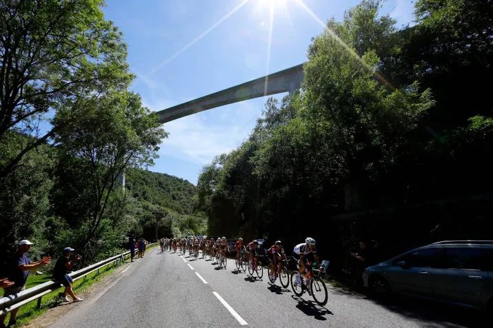 peloton vertrokken voor rit naar carcassonne