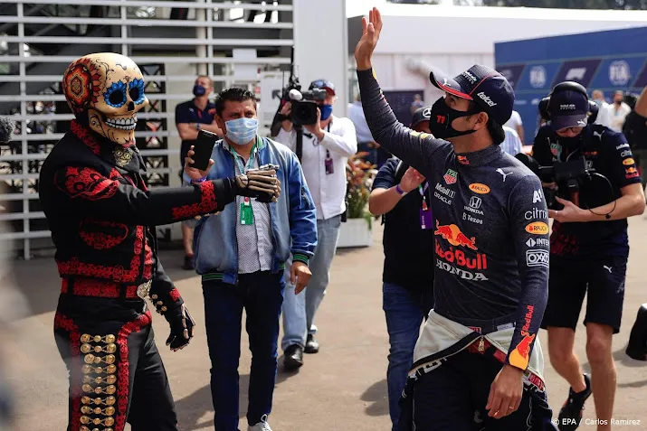 perez brengt met beste tijd in vrije training mexicanen in extase