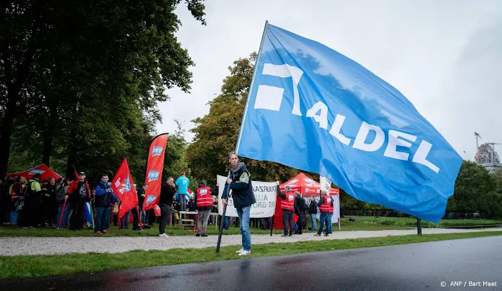 personeel aluminiumbedrijf aldel staakt voor behoud sociaal plan