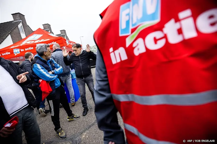 personeel autofabriek vdl nedcar gaat voor de zesde keer staken