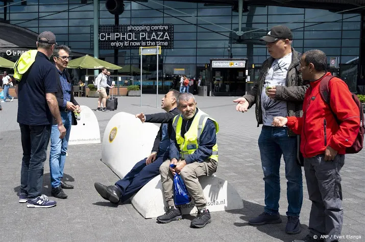 personeel schiphol behoudt urentoeslag in 2024 maar fnv wil meer
