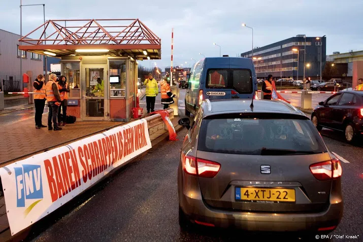 personeel tata voert actie tegen ontslagen