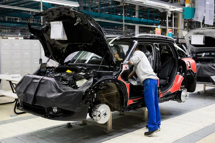personeel vdl nedcar staakt voor nieuwe cao