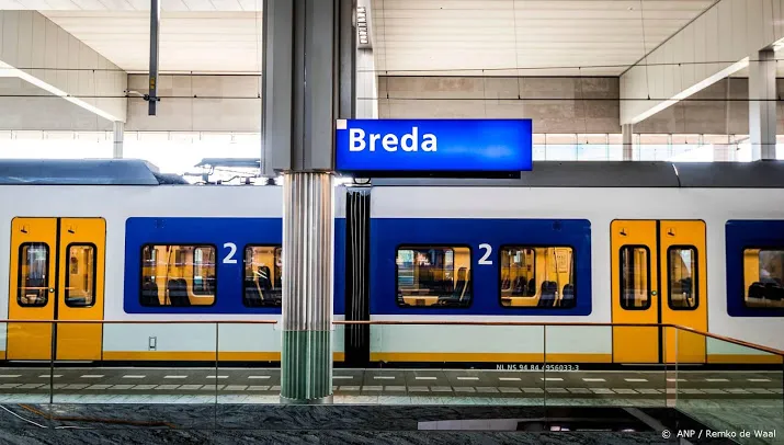 personentrein ontruimd na aanrijding shovel