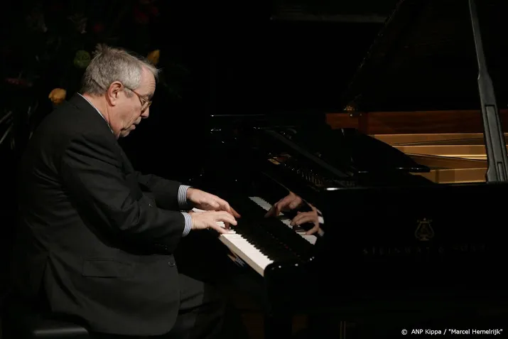 pianist louis van dijk wordt begraven op zorgvlied in amsterdam