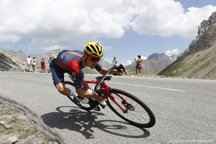 pidcock soleert naar zege in touretappe op alpe dhuez