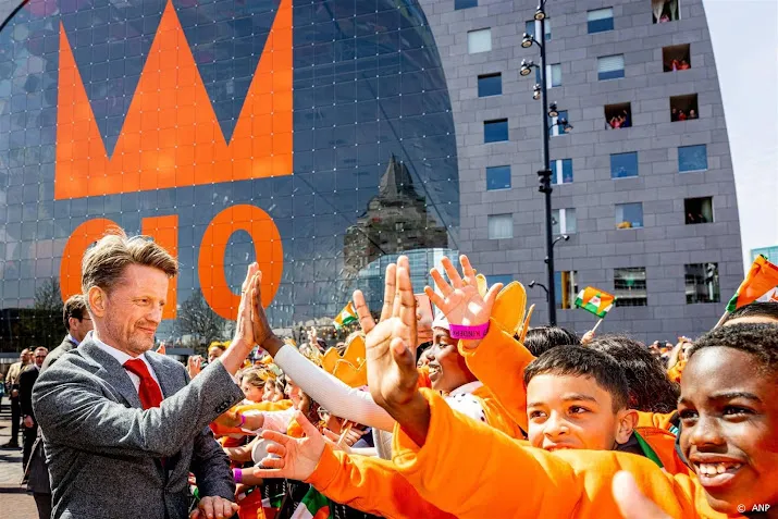 pieter christiaan vaart mee op defensieboot tijdens canal parade