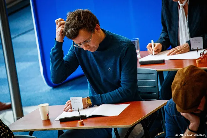 pieter derks wint groot dictee bij prominenten