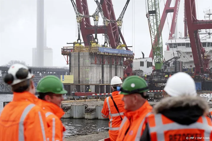 pijlers van 3 miljoen kilo per stuk succesvol gehesen in ijmuiden