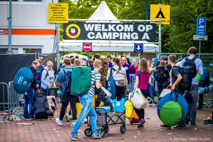 pinkpop vraagt mensen later te komen om storm