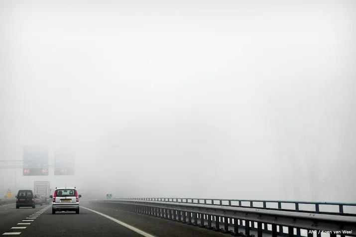 plaatselijk dichte mist in zuidwesten