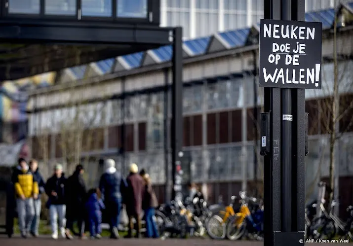plan erotisch centrum in amsterdam aangepast minder horeca