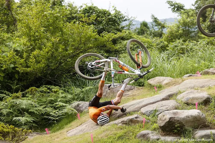 plankjesgate op spelen na val van der poel in mountainbikerace