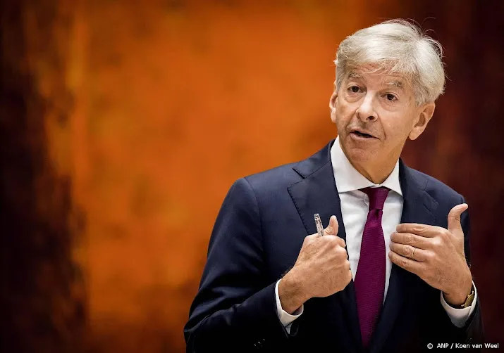 plasterk stopt als telegraafcolumnist tijdens verkenning